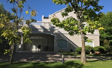 Excelente propiedad de 4 habitaciones en Solar del Bosque