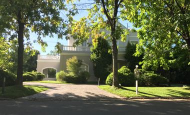 Excelente propiedad de 4 habitaciones en Solar del Bosque