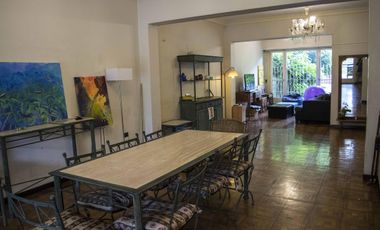 Casa de 5 ambientes con cochera y dependencia en venta en Martinez