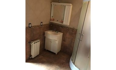 Chalet con pileta. Barrio Caisamar.