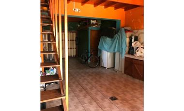 Chalet con pileta. Barrio Caisamar.