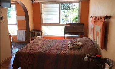 Chalet con pileta. Barrio Caisamar.