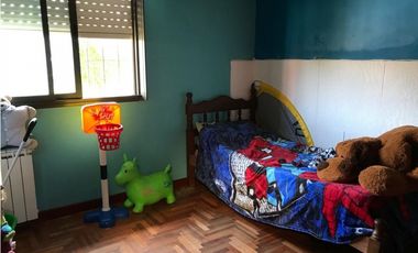 Chalet con pileta. Barrio Caisamar.