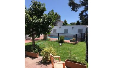 Chalet con pileta. Barrio Caisamar.