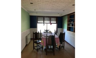 Chalet con pileta. Barrio Caisamar.
