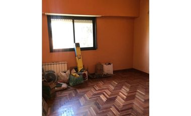 Chalet con pileta. Barrio Caisamar.