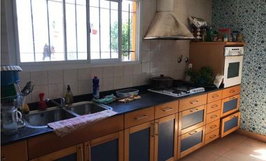 Chalet con pileta. Barrio Caisamar.