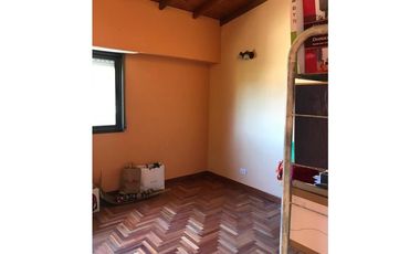 Chalet con pileta. Barrio Caisamar.
