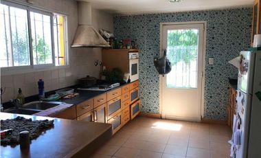 Chalet con pileta. Barrio Caisamar.