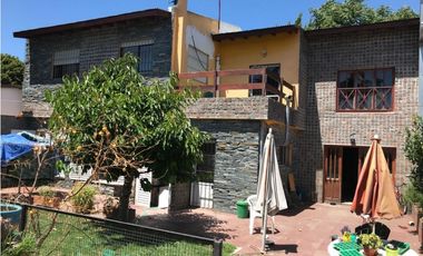 Chalet con pileta. Barrio Caisamar.