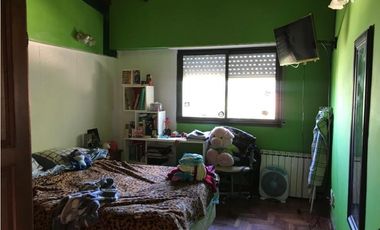 Chalet con pileta. Barrio Caisamar.