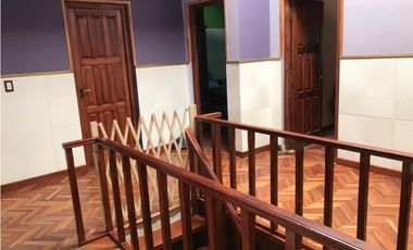 Chalet con pileta. Barrio Caisamar.
