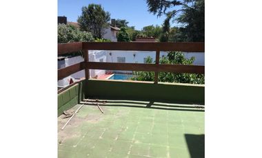 Chalet con pileta. Barrio Caisamar.
