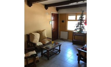 Chalet con pileta. Barrio Caisamar.