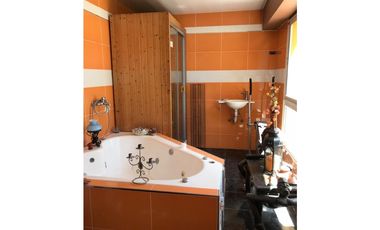 Chalet con pileta. Barrio Caisamar.