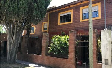 Chalet con pileta. Barrio Caisamar.