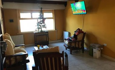 Chalet con pileta. Barrio Caisamar.