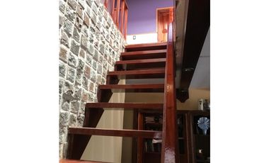 Chalet con pileta. Barrio Caisamar.