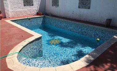 Chalet con pileta. Barrio Caisamar.