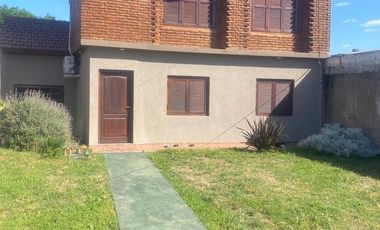 Casa en venta - 2 dormitorios 2 baños - 300mts2 - Los Hornos, La Plata