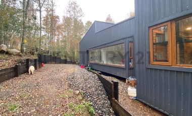 Lujosa residencia de diseño moderno-rústico en entorno natural privado