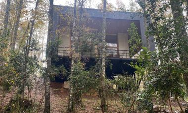 Lujosa residencia de diseño moderno-rústico en entorno natural privado