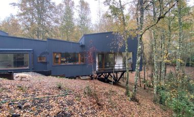 Lujosa residencia de diseño moderno-rústico en entorno natural privado