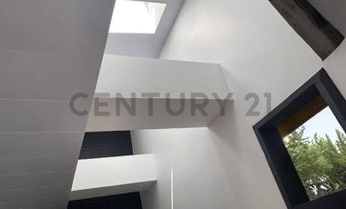 Lujosa residencia de diseño moderno-rústico en entorno natural privado