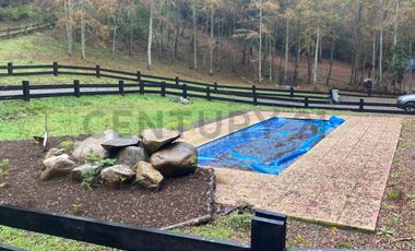 Lujosa residencia de diseño moderno-rústico en entorno natural privado