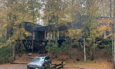 Lujosa residencia de diseño moderno-rústico en entorno natural privado