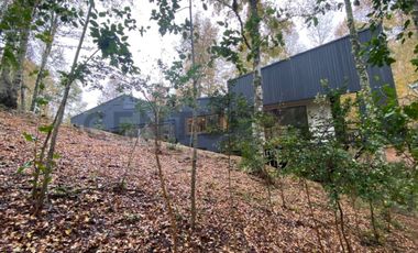 Lujosa residencia de diseño moderno-rústico en entorno natural privado