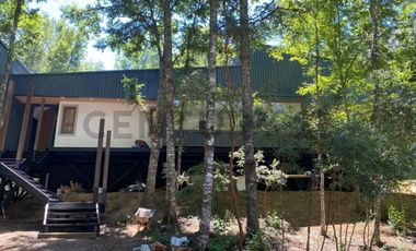 Lujosa residencia de diseño moderno-rústico en entorno natural privado