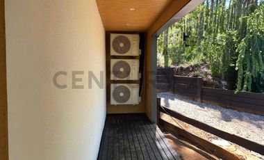 Lujosa residencia de diseño moderno-rústico en entorno natural privado