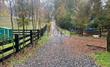 Lujosa residencia de diseño moderno-rústico en entorno natural privado
