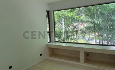 Lujosa residencia de diseño moderno-rústico en entorno natural privado