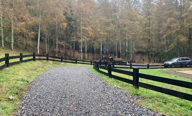 Lujosa residencia de diseño moderno-rústico en entorno natural privado