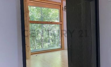 Lujosa residencia de diseño moderno-rústico en entorno natural privado