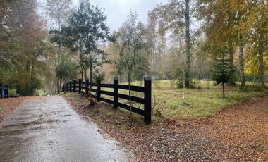 Lujosa residencia de diseño moderno-rústico en entorno natural privado