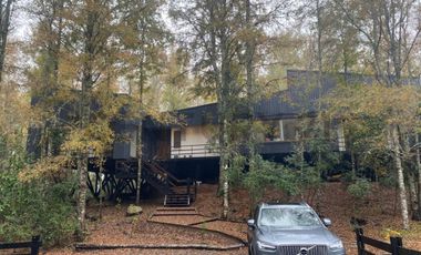 Lujosa residencia de diseño moderno-rústico en entorno natural privado