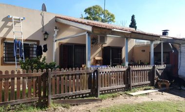 Casa en venta - 2 dormitorios 1 baño - Cocheras - 2750mts2 - La Plata