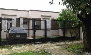 Casa en  Venta ideal emprendimiento edilicio 8,66 x 43,11 Ituzaingo Sur acepta permuta del 50%