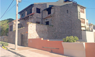 Importante Casona a metros del mar ideal hostel o renta temporaria. Zona La Perla