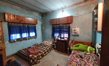 Casa 4 amb. y depto en venta - Moreno