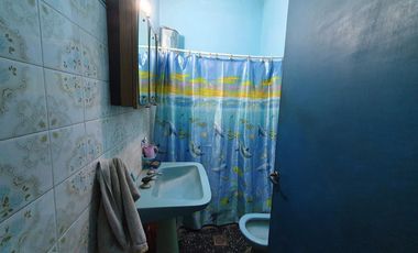 Casa 4 amb. y depto en venta - Moreno