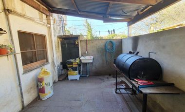 Casa 4 amb. y depto en venta - Moreno