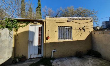 Casa 4 amb. y depto en venta - Moreno