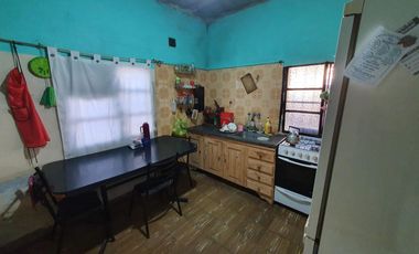 Casa 4 amb. y depto en venta - Moreno