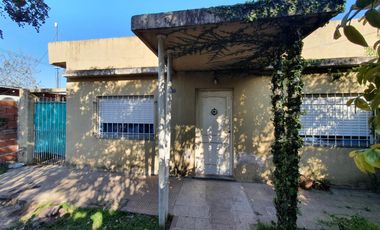 Casa 4 amb. y depto en venta - Moreno