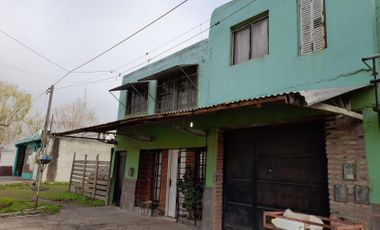 Casa en venta - 4 Dormitorios 3 Baños - 216Mts2 - Melchor Romero, La Plata