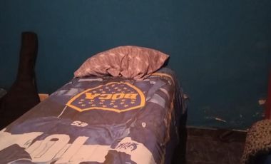 EXCELENTE PROPIEDAD CASA TRES AMBIENTES CON GARAGE JARDIN Y PATIO, DEPARTAMENTO  1 AMBIENTE CON BAÑO Y LOCAL COMERCIAL FUNCIONANDO